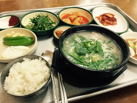 구수하고 진한 국물의 돼지국밥